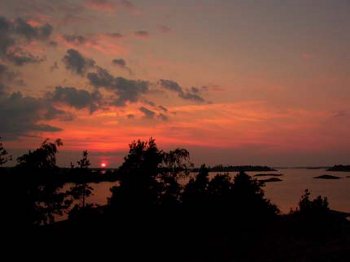 Sonnenuntergang in den schwedischen Schären